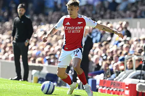 التايمز: أرسنال منفتح على بيع تروسارد بعد حسم صفقة مادويكي